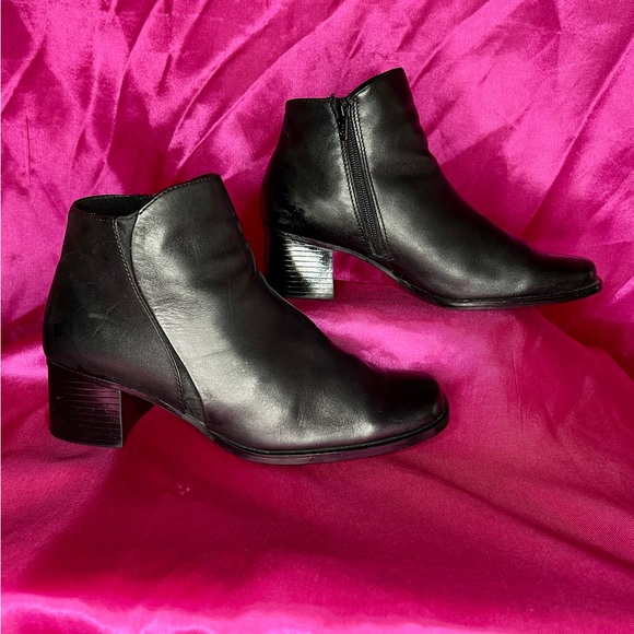 BASS 7 1/2 Wide REAL LEATHER BLACK NEVADA BOOTIES 2in Blocked Heels - Picture 2 of 13